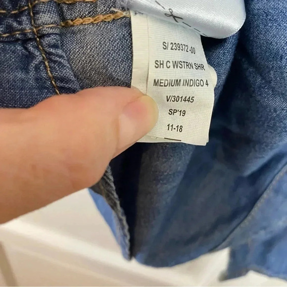 Gap Women's Denim Pearl Snap Shirt M Halloween Sugar Skull Patch Beaded Stars - Picture 10 of 12